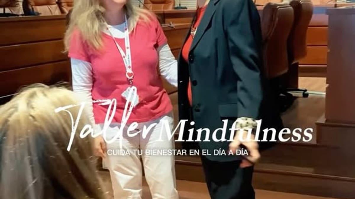 Taller de mindfulness en el Salón de Actos del Ayuntamiento de Sevilla la Nueva con participantes durante la sesión de meditación