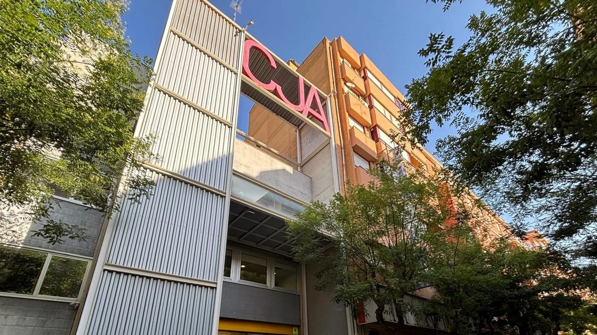 Centro Joven de Albacete con fachada moderna y señalización rosa