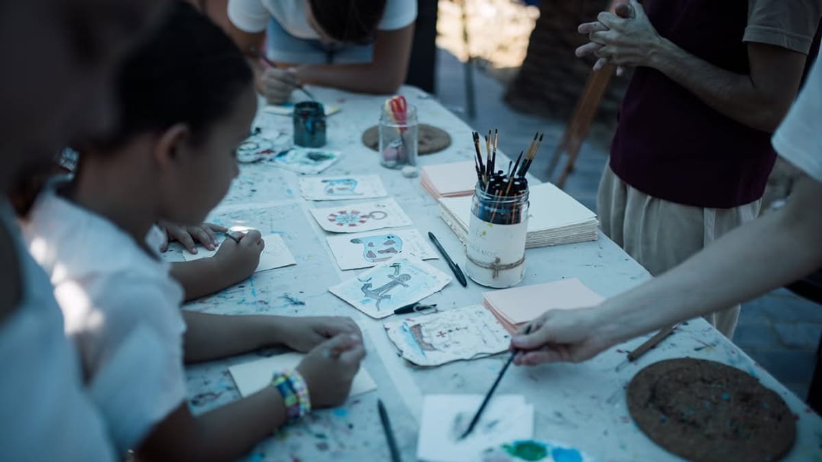 Cartel promocional de talleres infantiles en La Rábida: actividades de pintura, alfarería y juegos para niños durante octubre