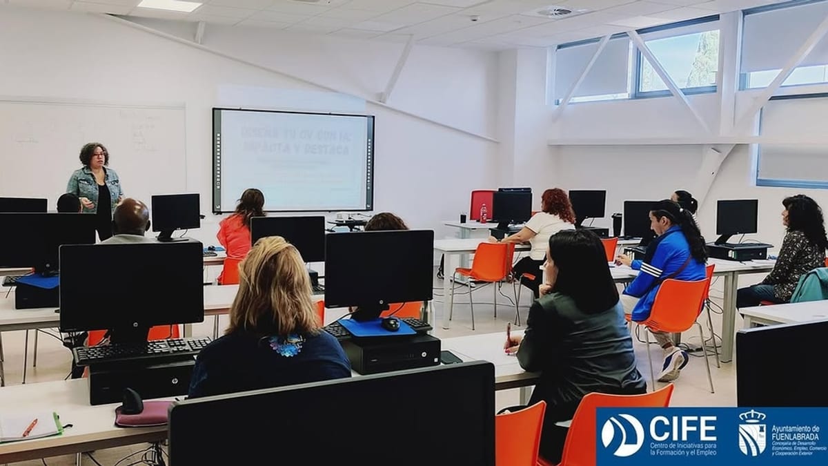 Cartel promocional del CIFE Fuenlabrada sobre talleres de orientación laboral y mejora del currículum