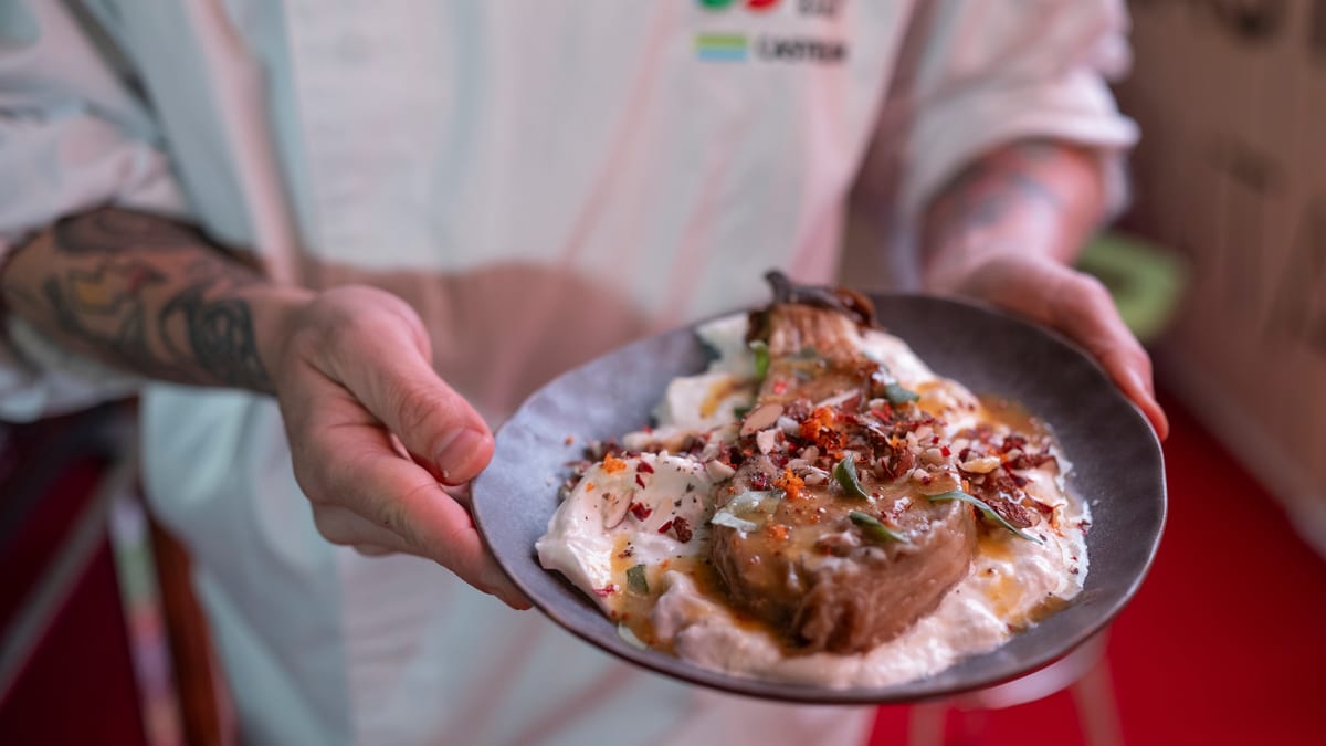 Plato de gastronomía local siendo sostenido por persona durante evento de Castelló Ruta de Sabor de la Diputación de Castellón