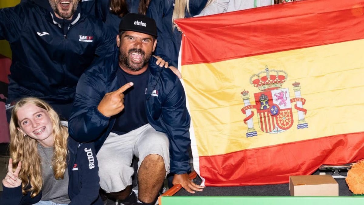 Celebración del Team España en los World Skate Games de Paraguay con la bandera española