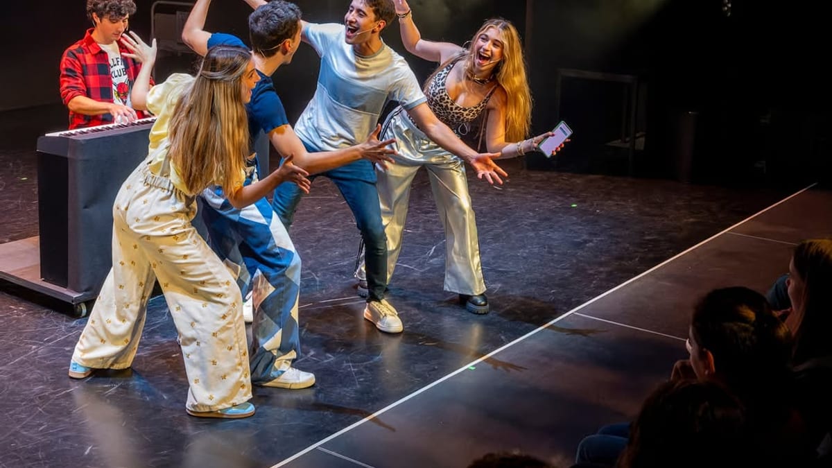 Cartel del musical 'Tot eixirà malament (i serà perfecte)' de Teatre Escalante