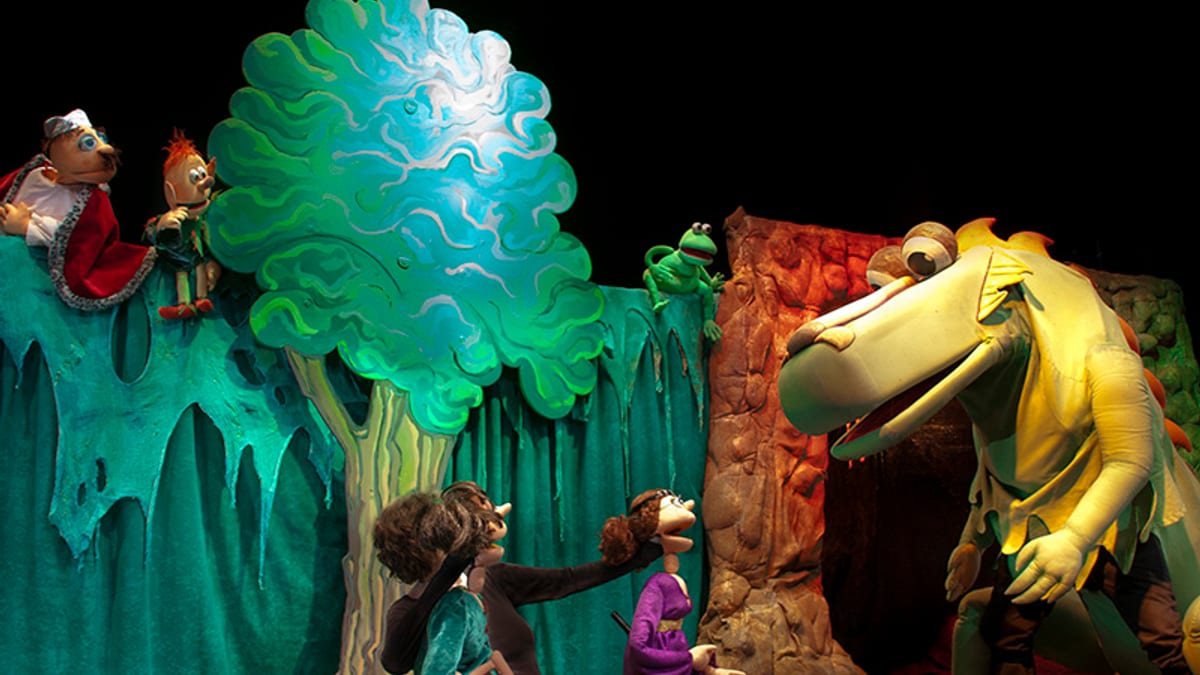 Cartel promocional del circuito teatral Escena de Cantabria con imagen de la obra La princesa y el dragón