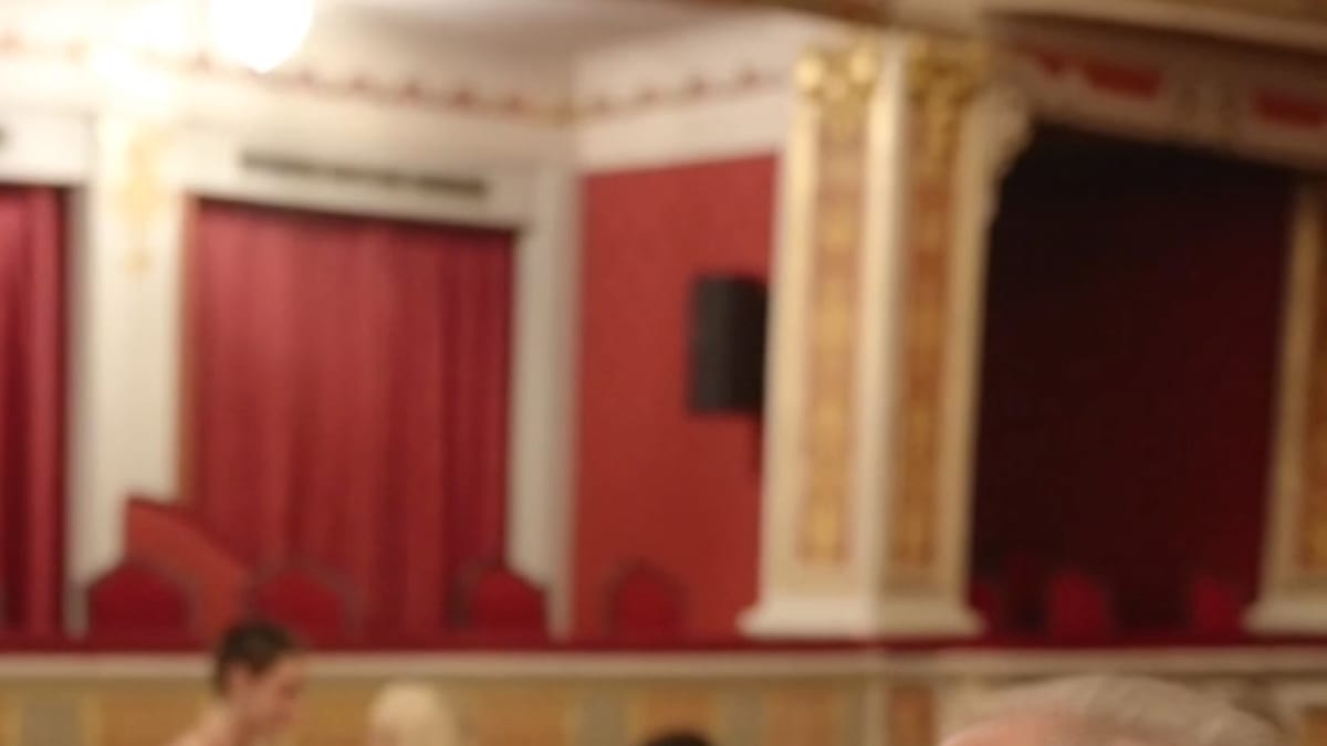 Fachada iluminada del Teatro Lope de Vega de Sevilla durante su reapertura oficial