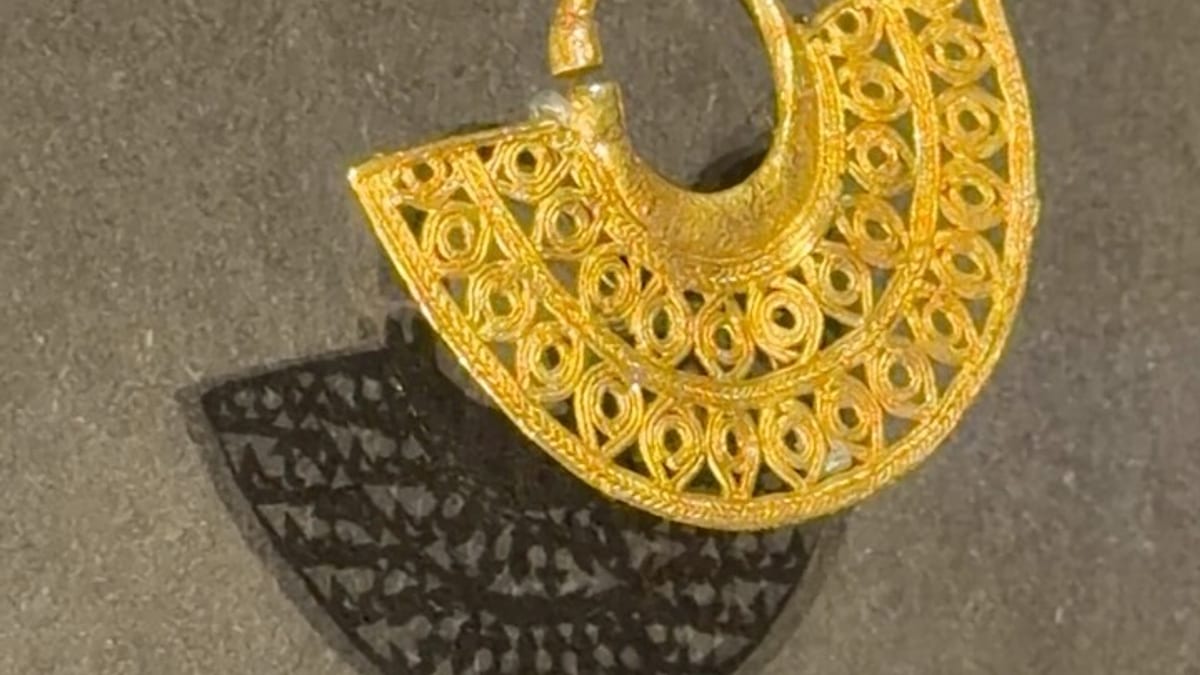Detalle de una pieza metalúrgica indígena colombiana realizada mediante técnica de cera perdida, parte de la exposición 'El oro y el universo' en el MARQ de Alicante