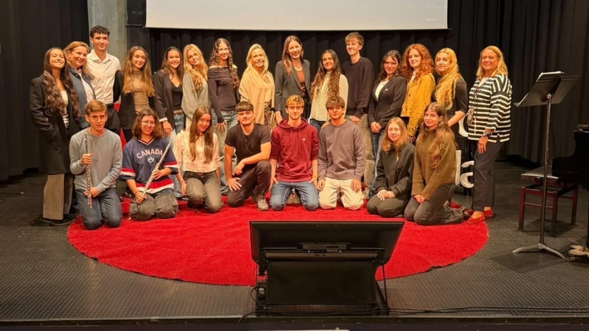 Estudiantes preparando las charlas TEDx Youth en el Auditorio Alfredo Kraus de Majadahonda