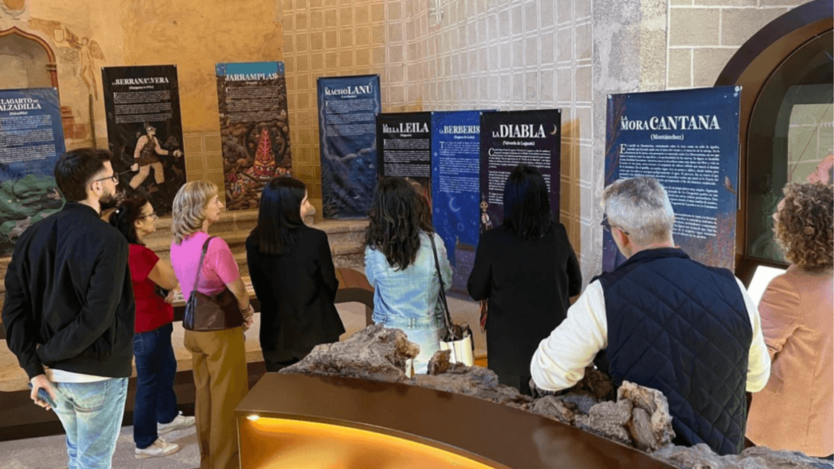 Exposición de Tesoros de Papel mostrando paneles informativos sobre personajes tradicionales extremeños como La Lagartica y Berrancuera