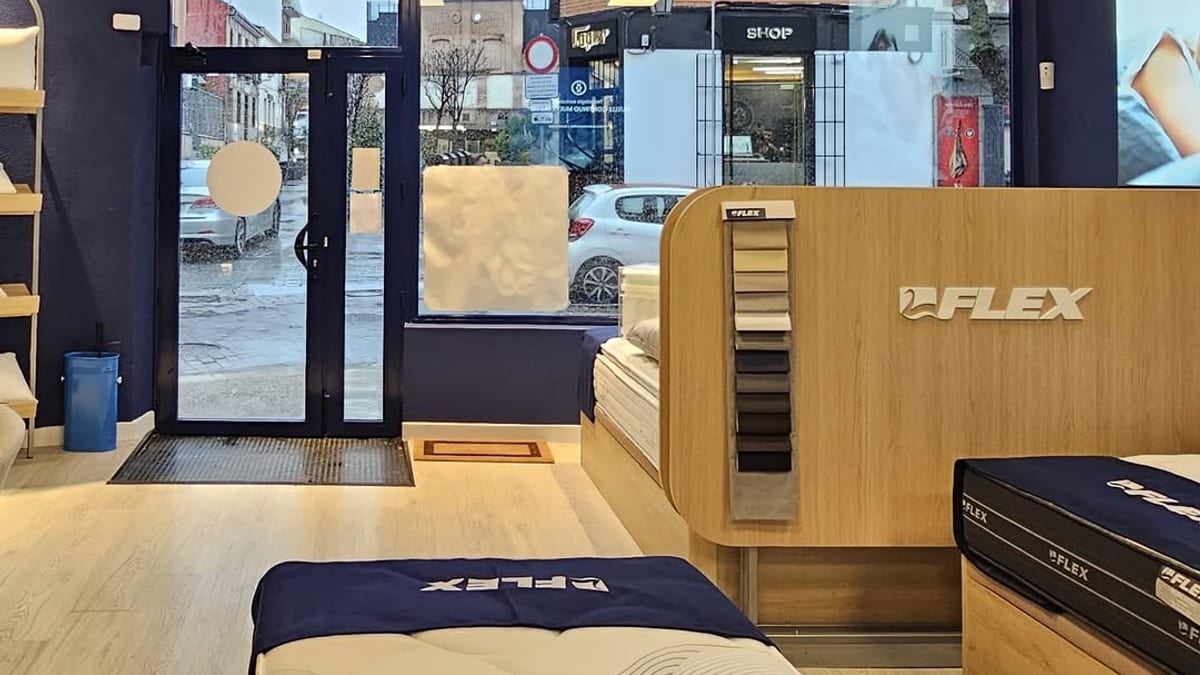 Fachada de la tienda oficial Flex ByAlonso en Navalcarnero, especializada en colchones, bases y complementos de descanso