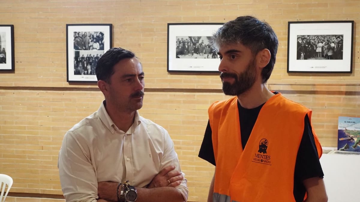 Participantes jugando a juegos de mesa durante 'Todos Juegan' en La Rábida, Palos de la Frontera