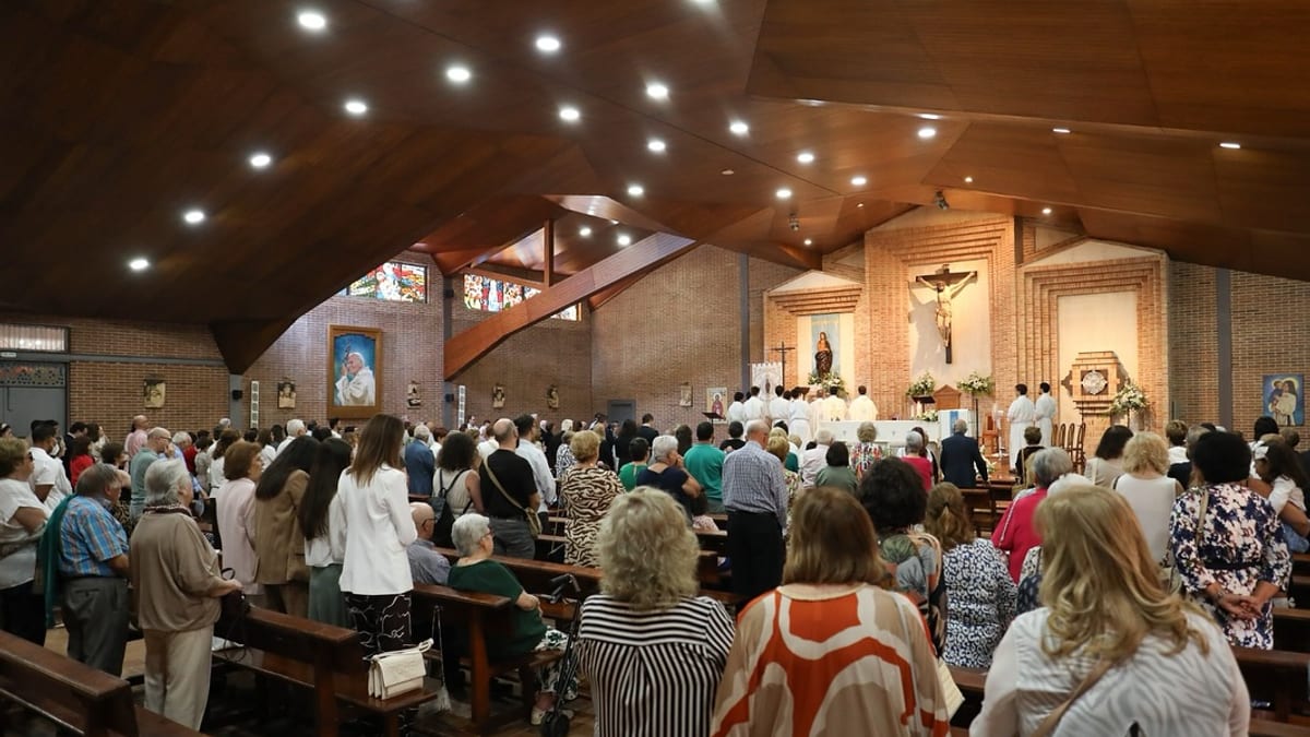 Acto religioso en el interior de una iglesia durante la celebración en Hornos a Santa María de Benquerencia
