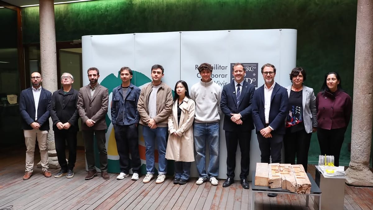 Fotografía de grupo durante la presentación del Congreso Internacional sobre la Ciudad Histórica de Toledo