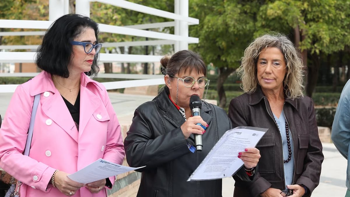Evento en Toledo con participantes sosteniendo documentos del manifiesto de ADACECLM sobre daño cerebral adquirido