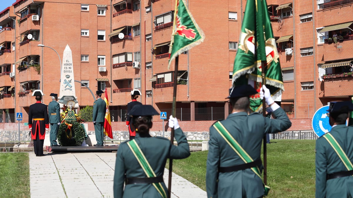Desfile de la Guardia Civil en Toledo durante la celebración de la Fiesta Nacional y festividad de la Virgen del Pilar