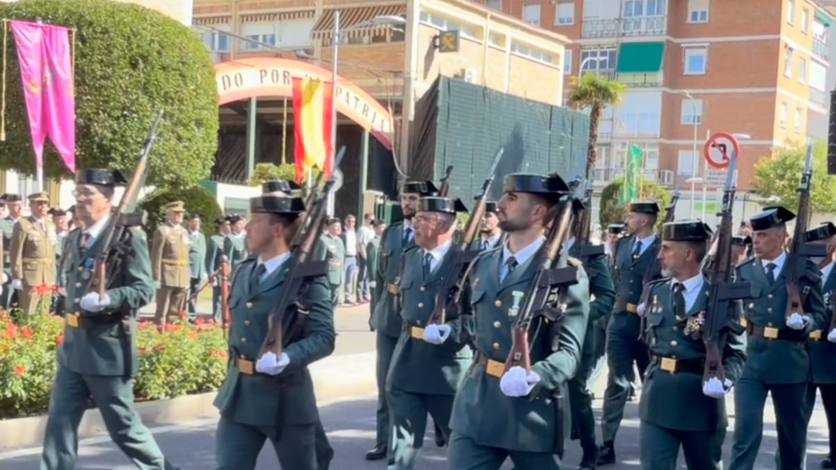 Procesión militar de la Guardia Civil en Toledo durante la celebración del Día de la Hispanidad