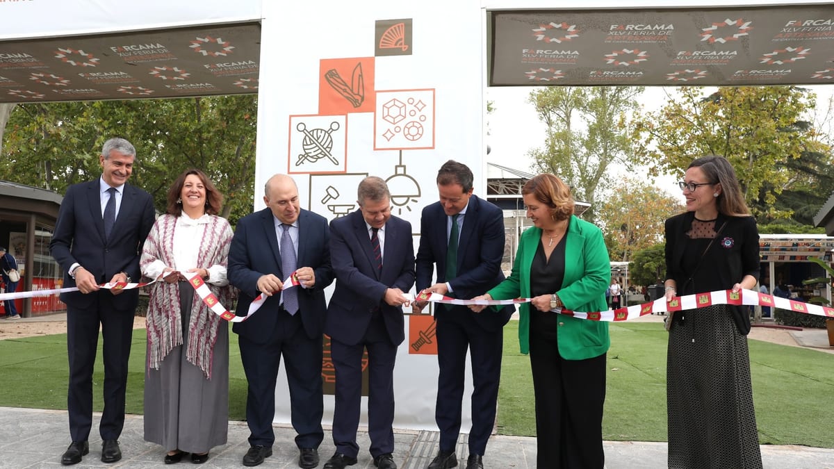 Ceremonia de inauguración de FARCAMA en Toledo con autoridades en el Parque de la Vega
