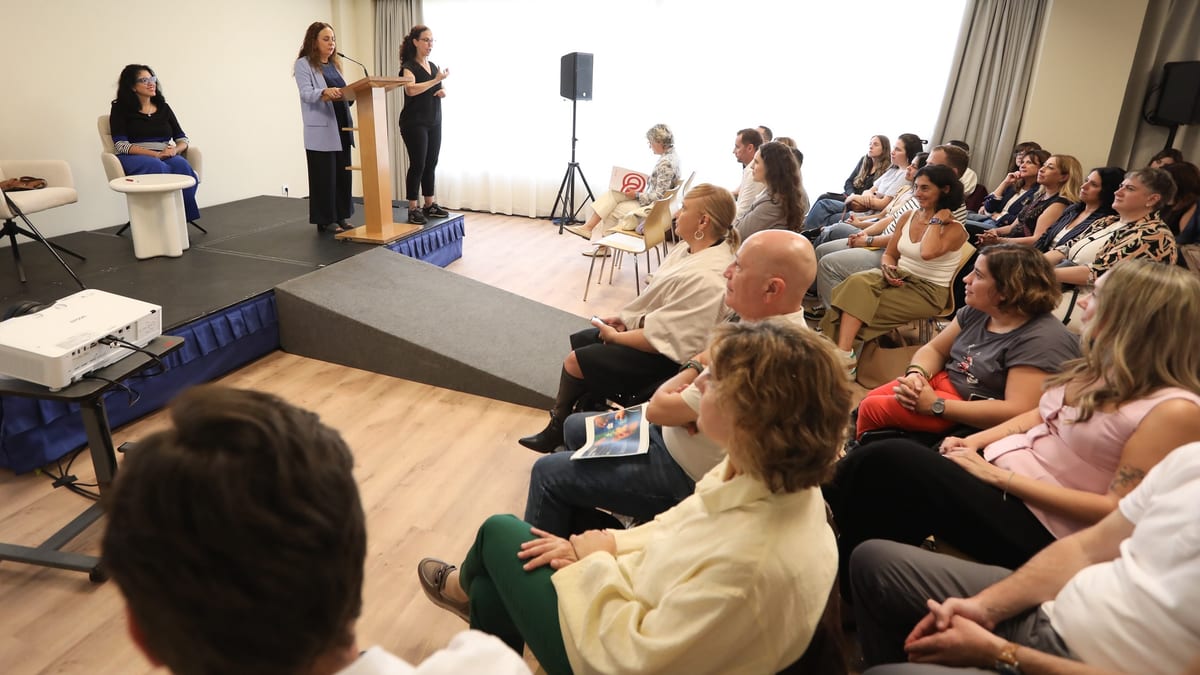 Sala de conferencias con más de 100 profesionales asistiendo a la XVII Jornada Anual de Inserta Empleo en el Hotel Beatriz de Toledo