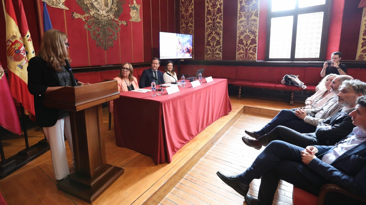 Panel de debate sobre patrimonio sostenible en Toledo con autoridades y público en sala oficial