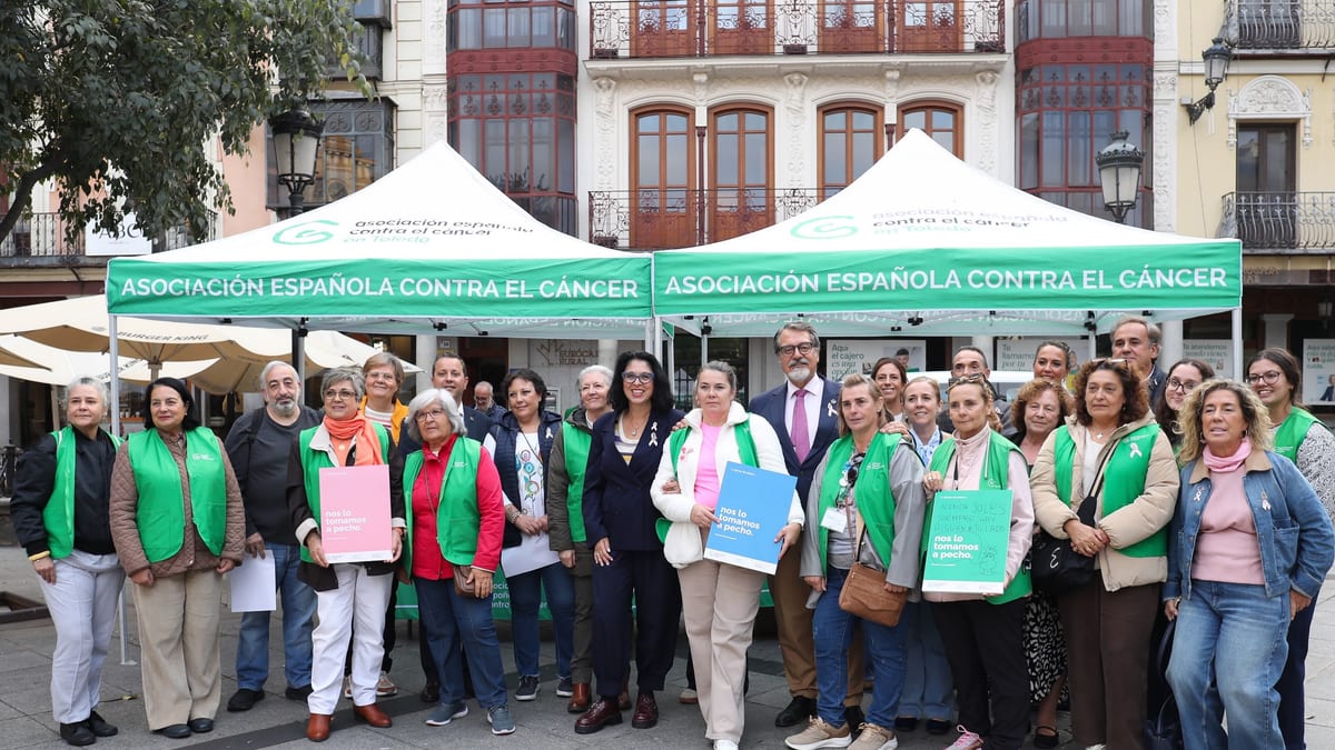 Lectura del manifiesto por el Día Internacional contra el cáncer de mama en la plaza de Zocodover, Toledo, con participación de la Asociación Española Contra el Cáncer