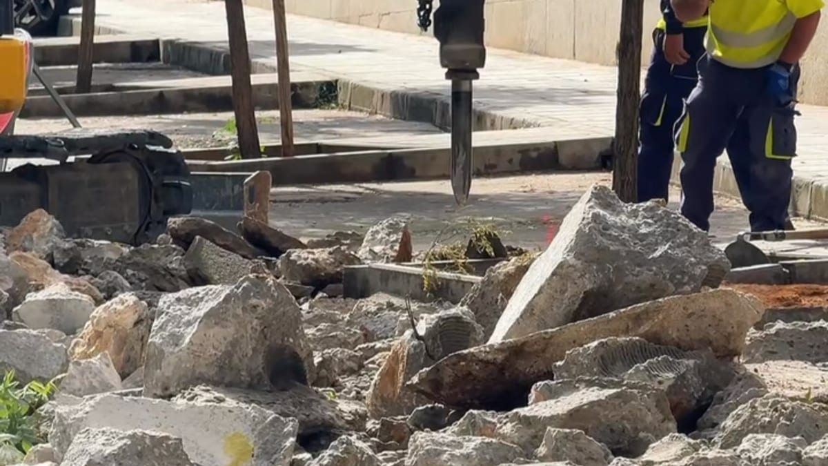 Obras de reparación de pavimentos en la calle Talavera de Toledo