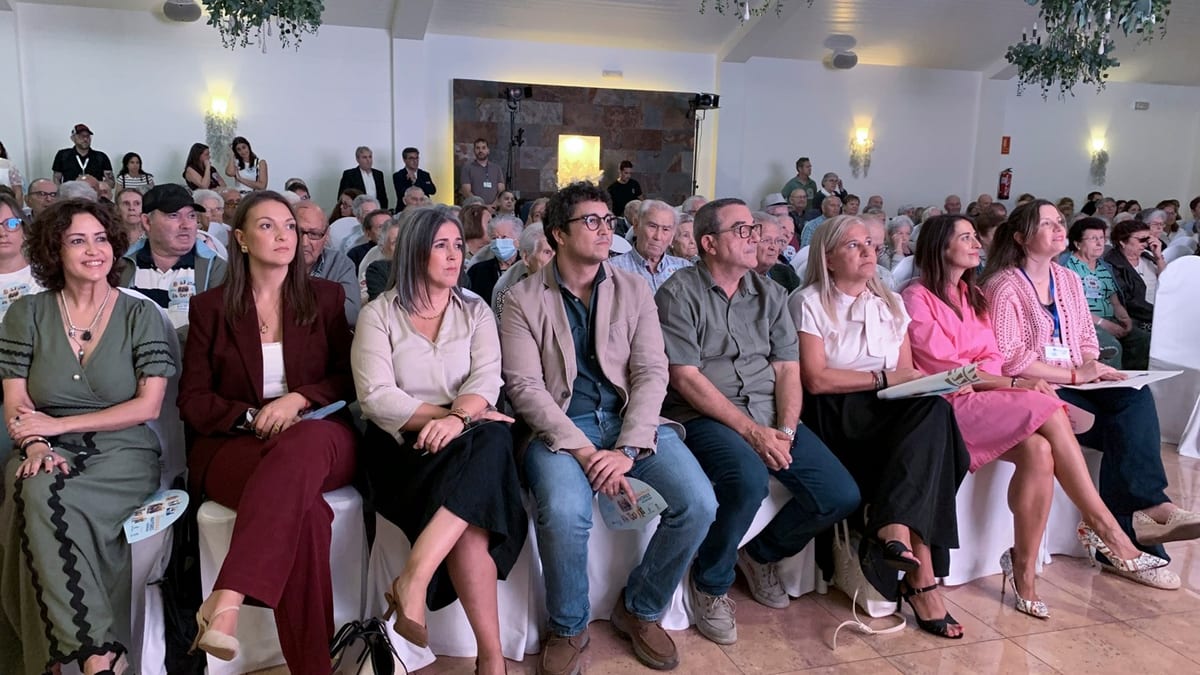 Evento del XIV Día de las Personas Mayores en Tomelloso con asistentes de ACESCAM en un salón de celebración