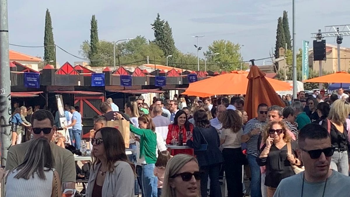 Evento Tomelloso Sabor con carpas naranjas, sombrillas y puestos comerciales llenos de visitantes