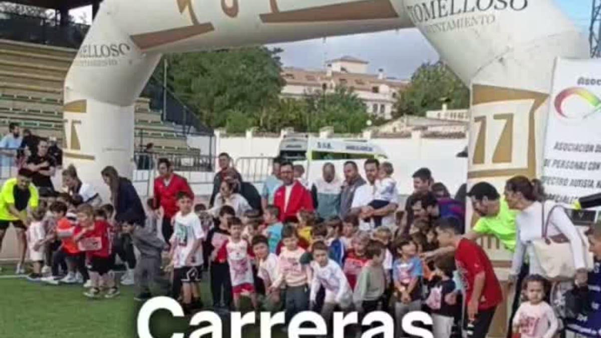 Niños participando en las carreras minis de la 10K Ciudad de Tomelloso, con arco inflable de la carrera de fondo