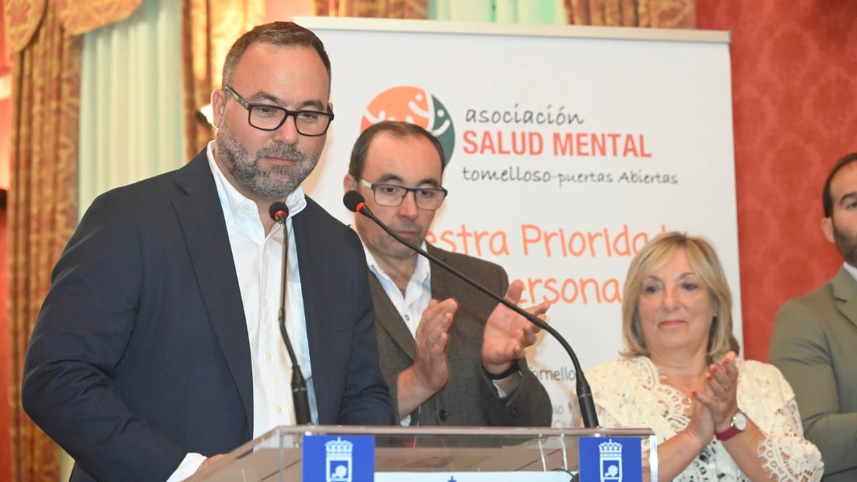 Acto institucional del Día Mundial de la Salud Mental en el salón de plenos del Ayuntamiento de Tomelloso, con la presencia de autoridades y banners de la Asociación Salud Mental Tomelloso-Puertas Abiertas