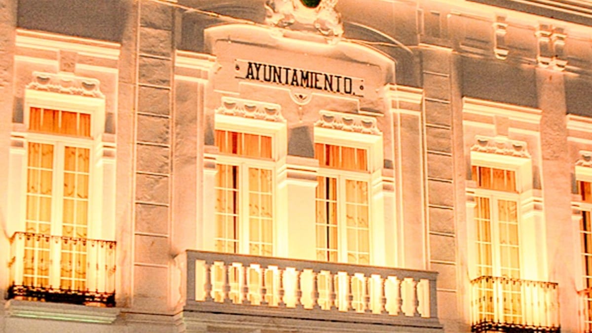 Fachada del Ayuntamiento de Tomelloso iluminada en color naranja por el Día Nacional del TDAH