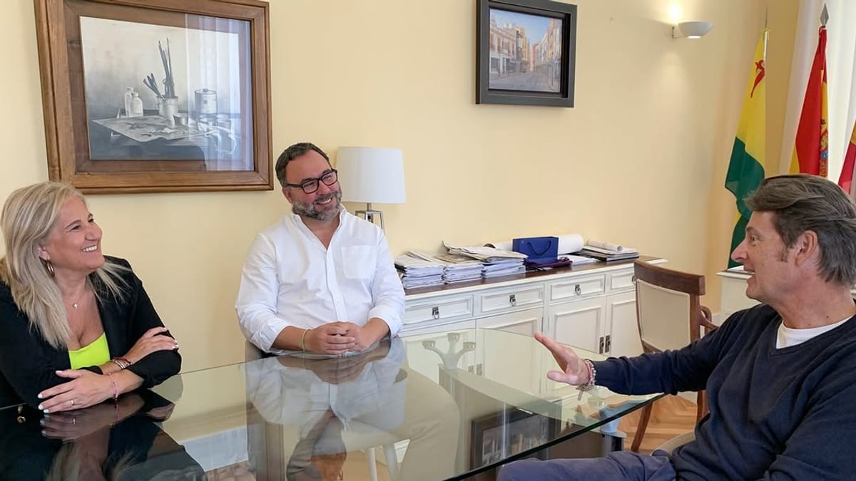 Javier Navarro, alcalde de Tomelloso, junto a Enrique Sánchez, presidente de la Asociación de Empresarios, durante la reunión sobre el convenio de colaboración 2026