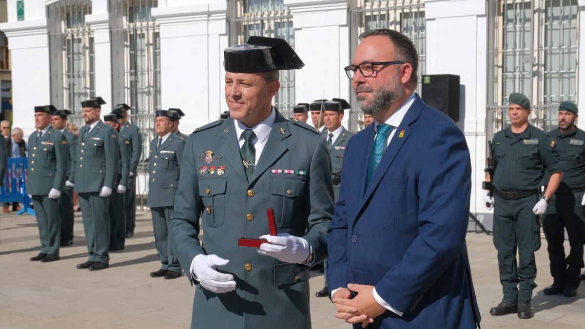 Alcalde Javier Navarro entrega la Medalla de Oro a la Guardia Civil en la Plaza de España de Tomelloso