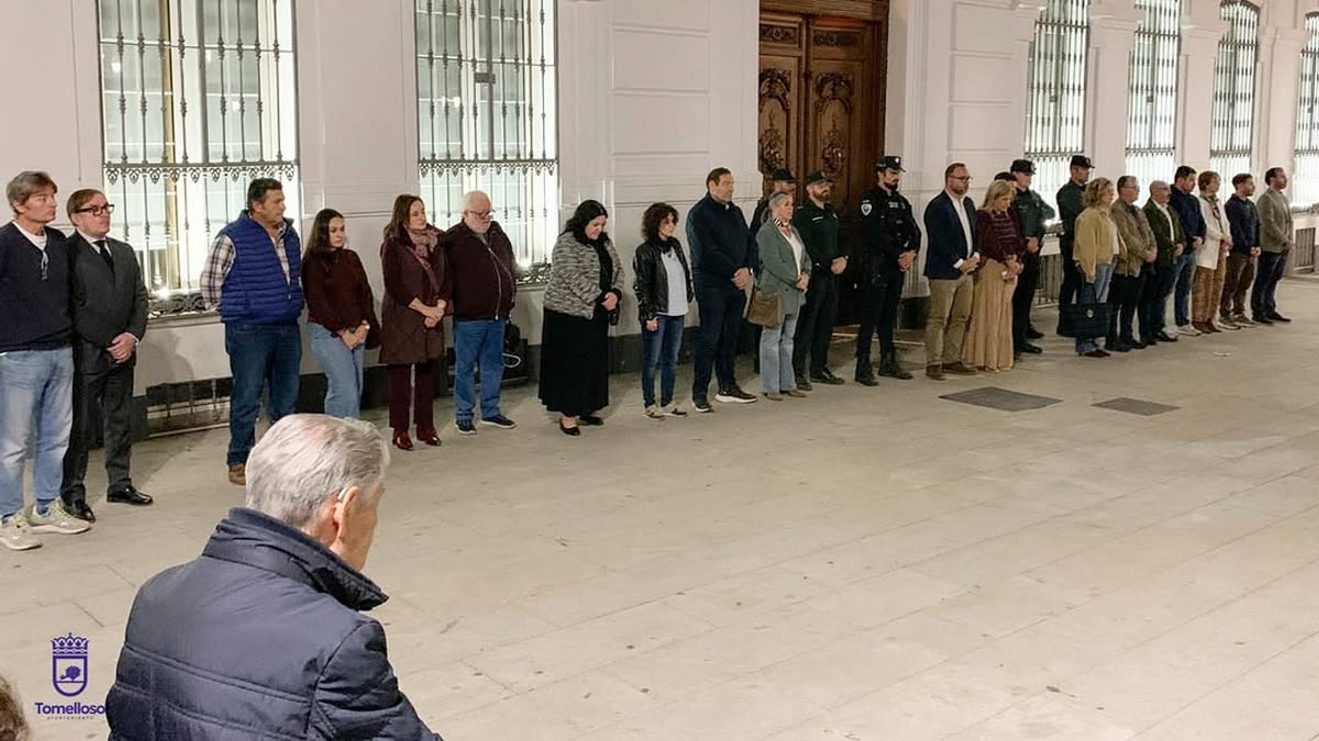 Minuto de silencio en la puerta del Ayuntamiento de Tomelloso por el accidente ferroviario de Urda, con participación del alcalde, corporación municipal y vecinos
