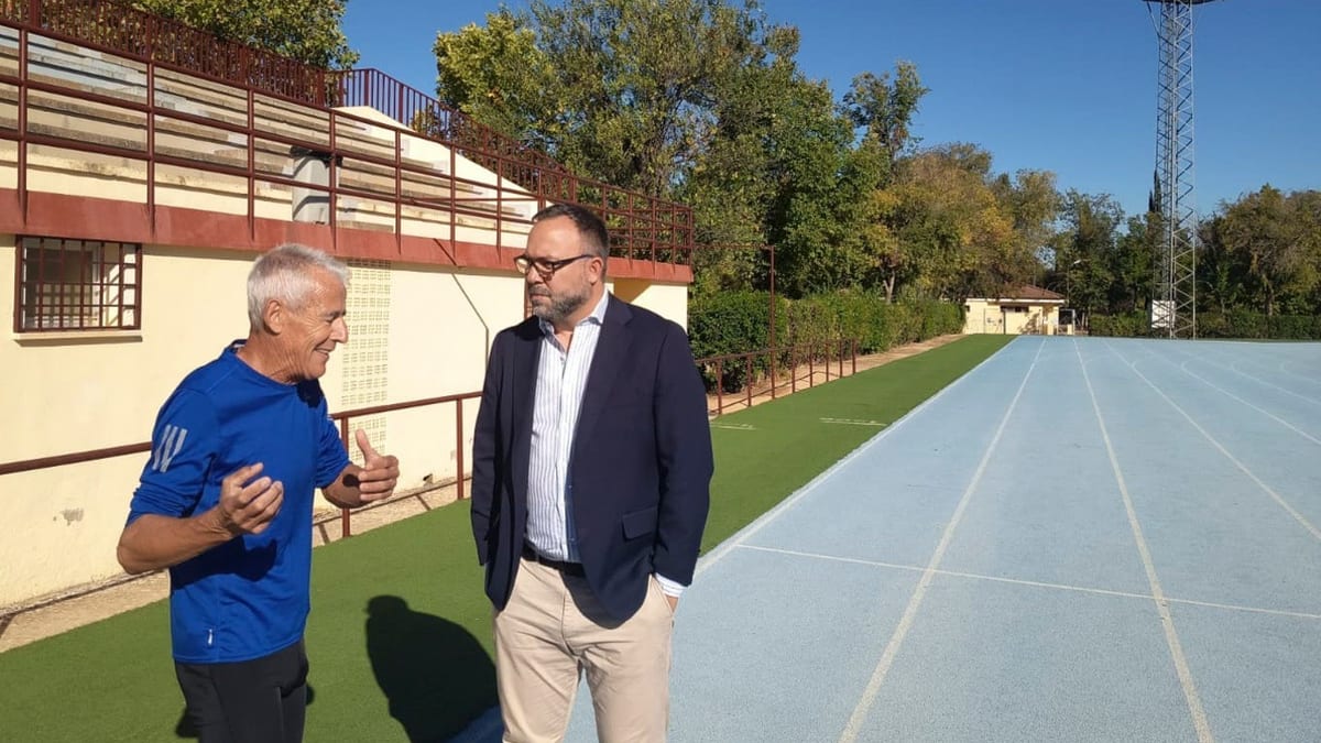 El alcalde Javier Navarro y el concejal de Deportes Benjamín de Sebastián conversan en la pista de atletismo del Campo de Fútbol Miguel Moreno de Tomelloso
