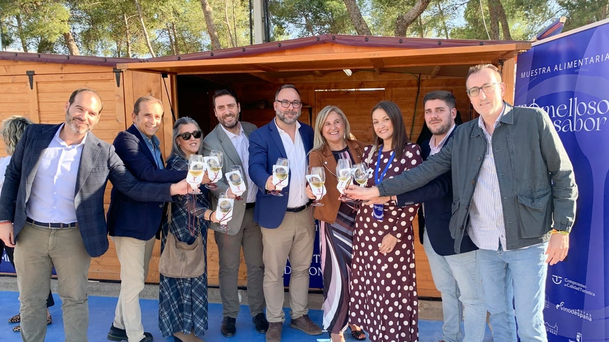 Inauguración de Tomelloso Sabor con la presencia del alcalde Javier Navarro y representantes de las empresas alimentarias participantes en la muestra