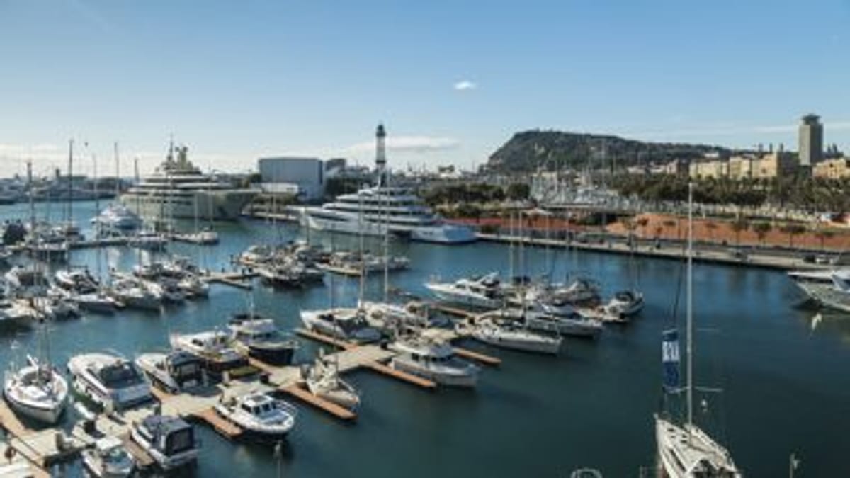 Puerto de Barcelona con instalaciones portuarias
