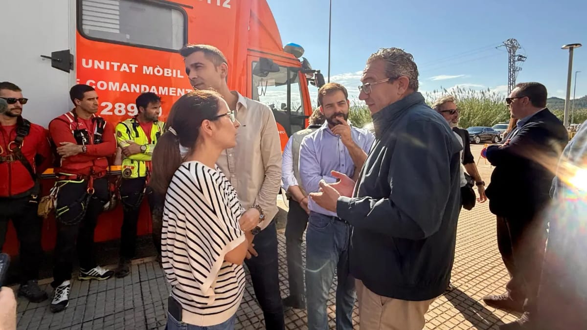 Toni Pérez en el Puesto de Mando Avanzado de Oliva durante la evaluación de daños por la DANA