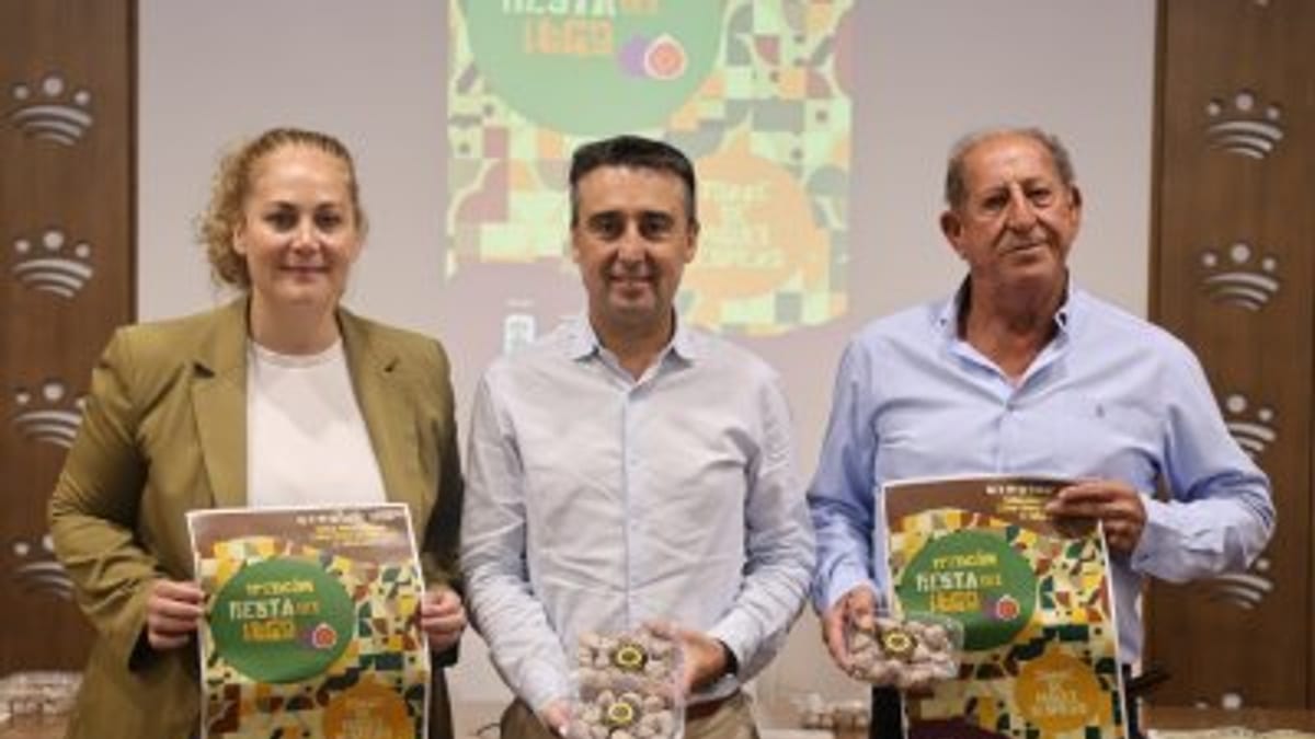 Fiesta del Higo de Torre de Miguel Sesmero: personas posando con productos gastronómicos locales