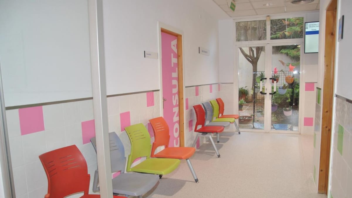 Interior de consultas del centro de salud de Torreblanca con sala de espera modernizada y acceso al jardín