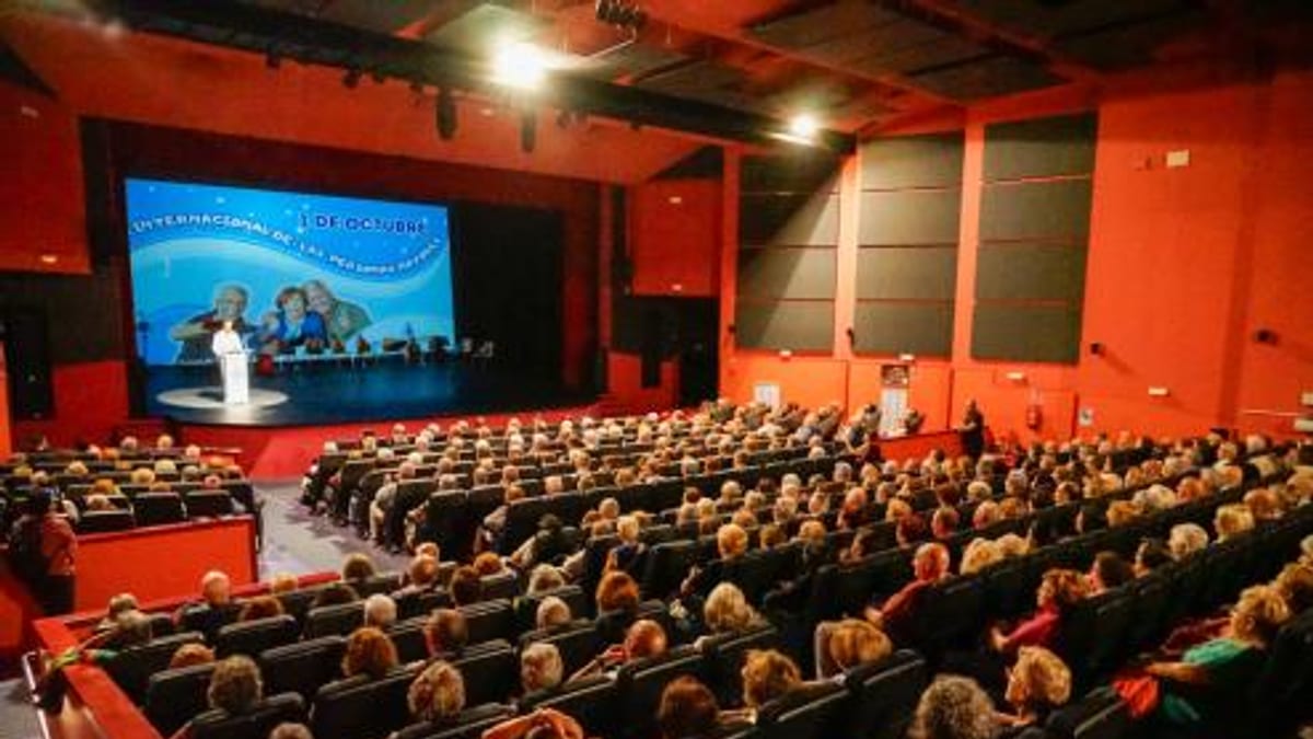 Sala de auditorio lleno de asistentes durante el acto conmemorativo del Día Internacional de las Personas Mayores en Torrejón de Ardoz