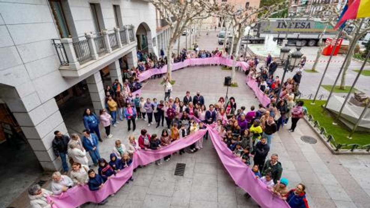 Acto de conmemoración del Día Mundial Contra el Cáncer de Mama en Torrejón de Ardoz, con lazo de la AECC