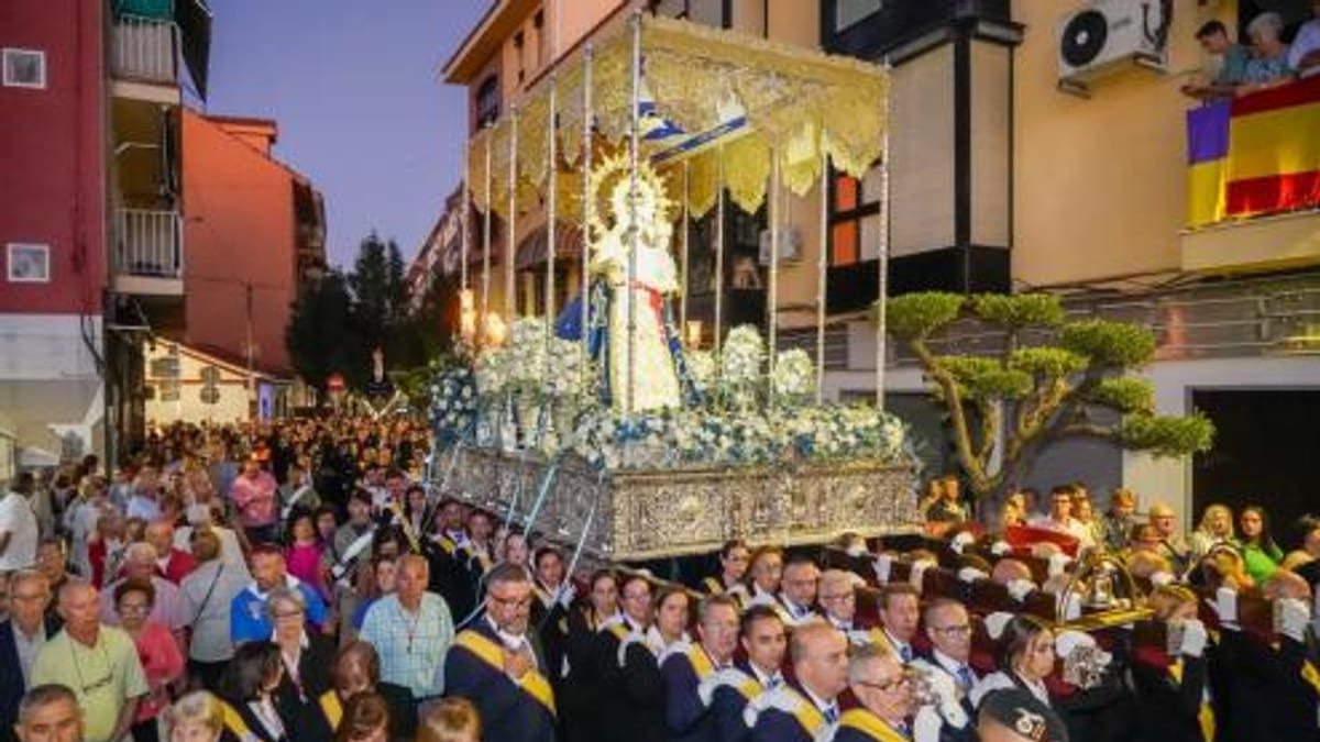 Procesión religiosa en las Fiestas Patronales de Torrejón de Ardoz con multitud de participantes en las calles
