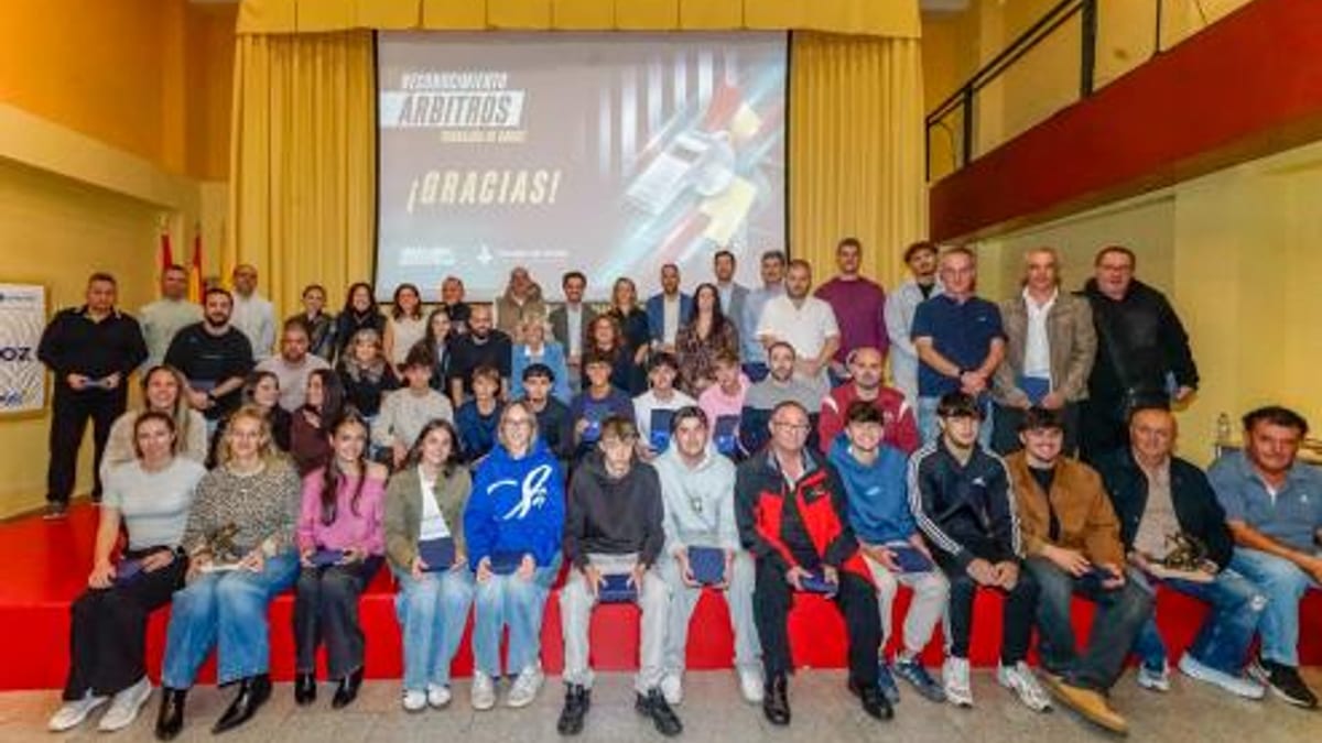 Acto de reconocimiento a los árbitros de Torrejón de Ardoz en un evento municipal