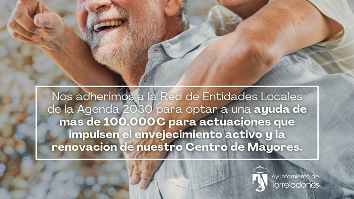 Cartel informativo del proyecto Torrelodones municipio cuidador 2030 con fotografía de mayores