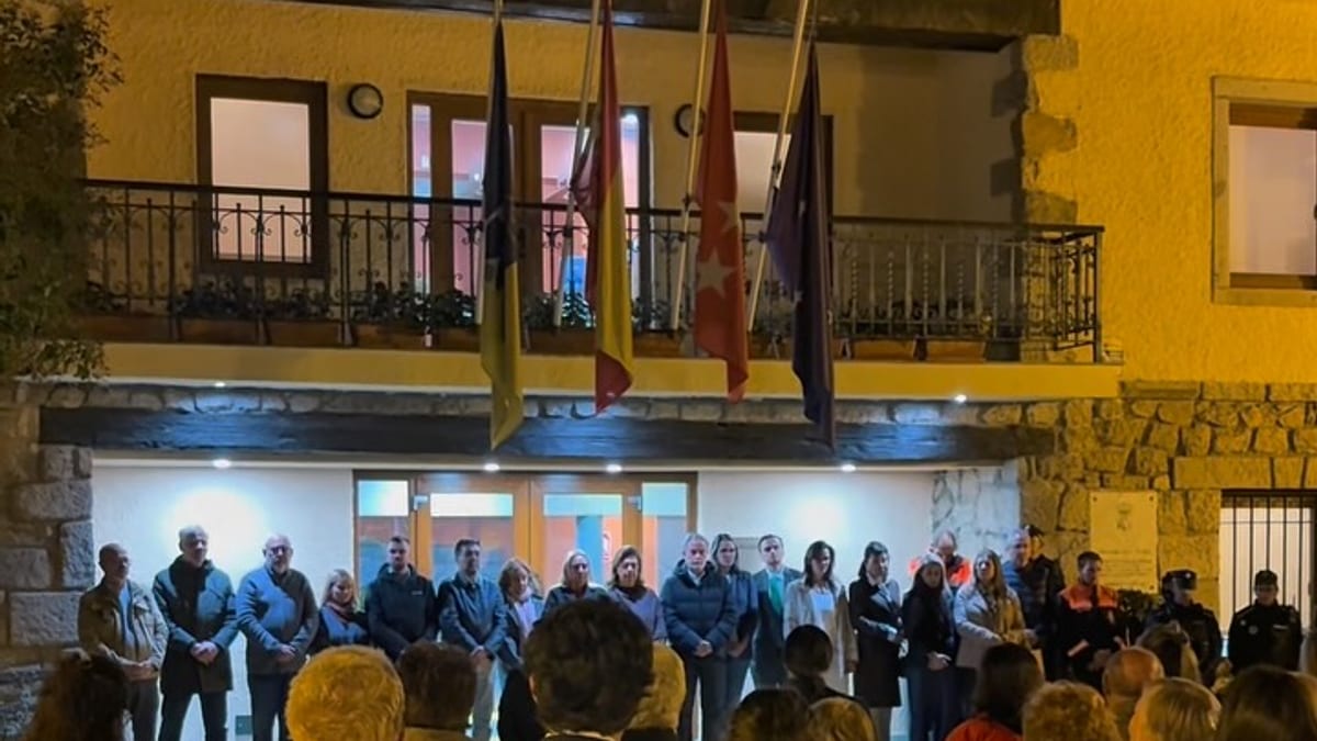 Minuto de silencio en Torrelodones frente al Ayuntamiento en homenaje a las víctimas del accidente ferroviario de Urda, Toledo