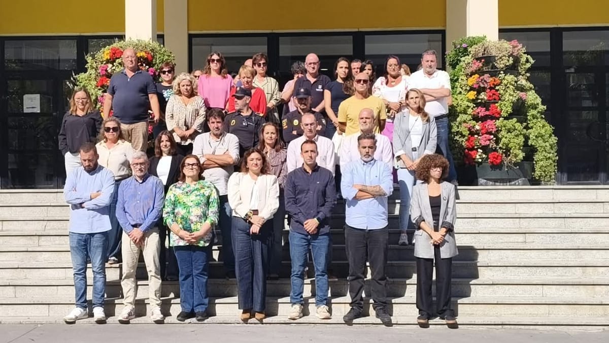 Grupo de miembros de la corporación y empleados municipales concentrados en la puerta del Ayuntamiento de Torremolinos para guardar minuto de silencio contra la violencia de género