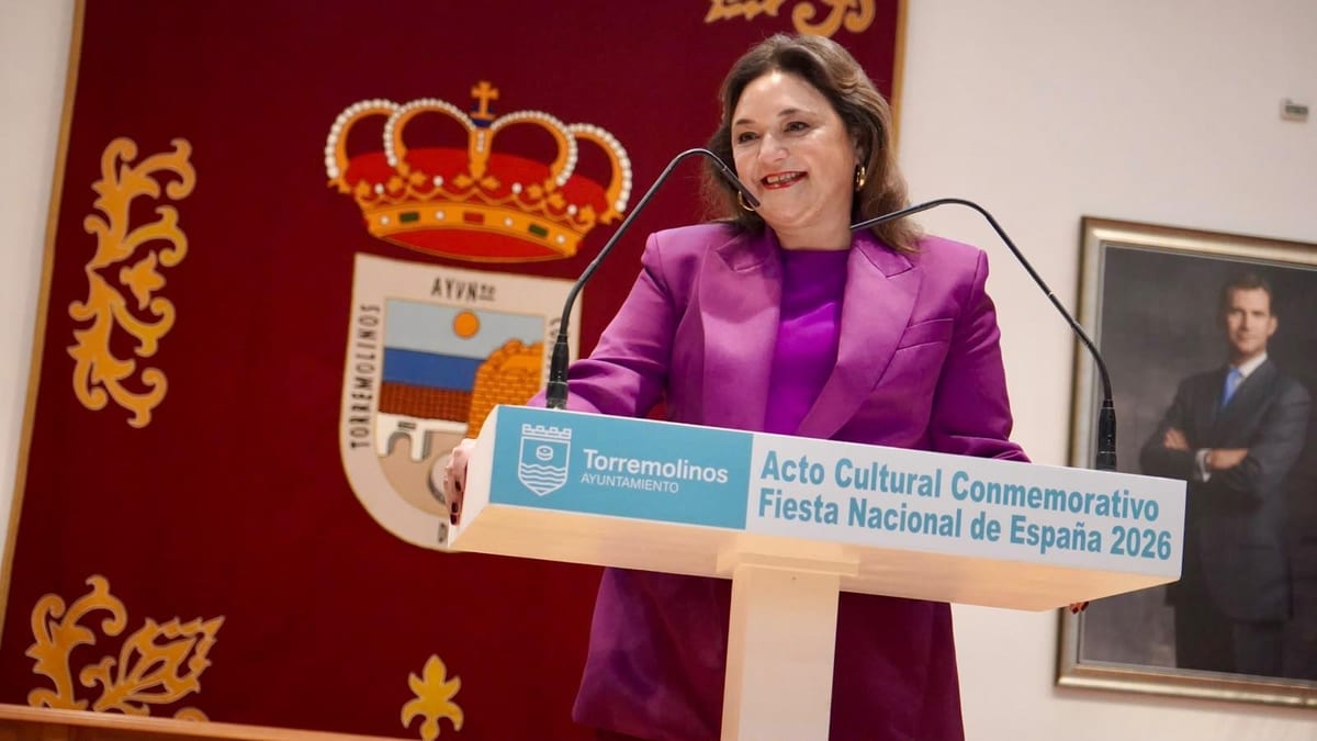 Acto conmemorativo de la Fiesta Nacional de España en Torremolinos con enfoque en la cultura y las letras