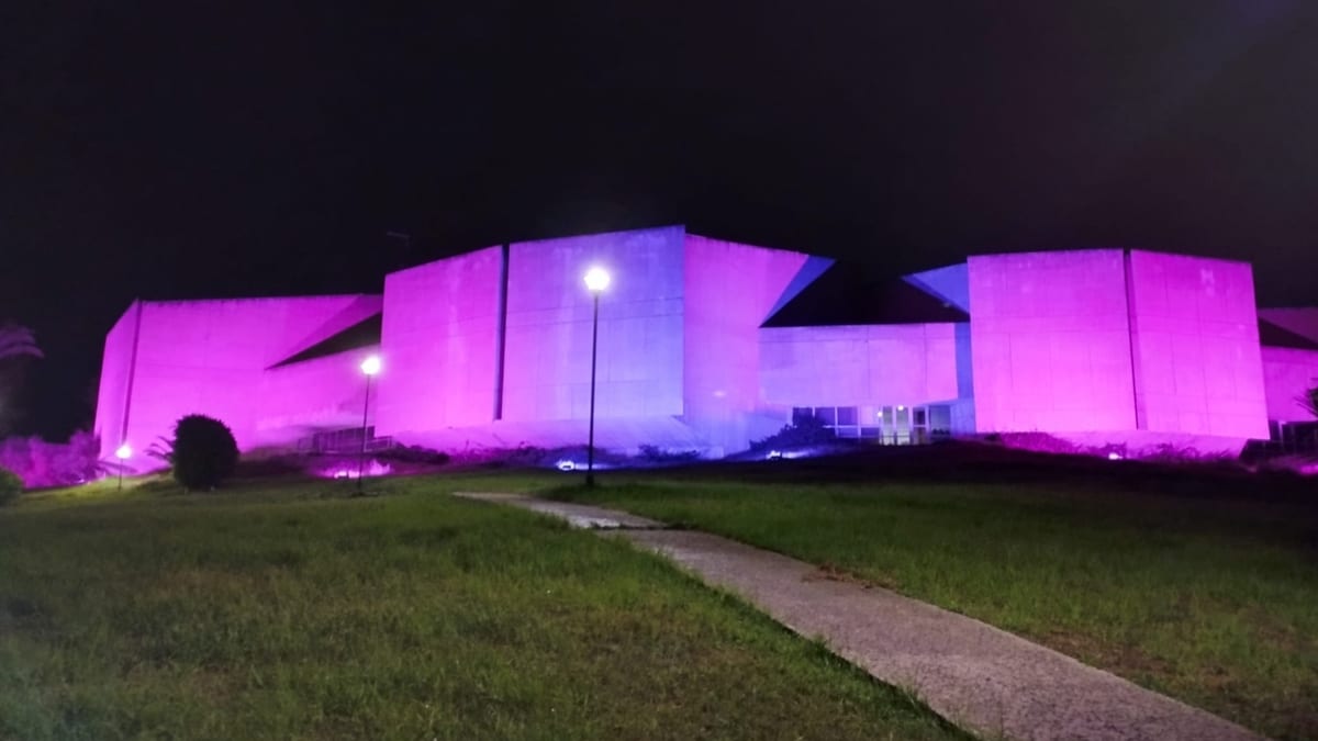 Palacio de Congresos de Torremolinos iluminado en color rosa durante la noche para conmemorar el Día Mundial contra el Cáncer de Mama