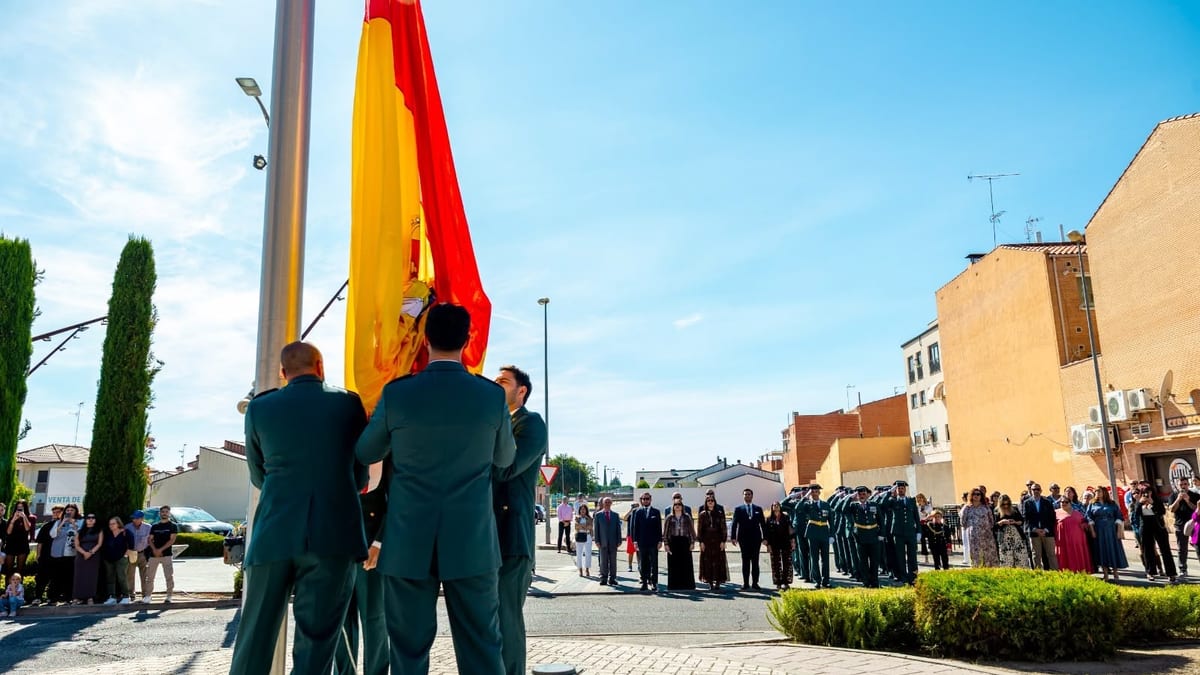 Ceremonia oficial en Torrijos con izado de bandera española, autoridades y ciudadanía reunida en la Plaza de la Libertad durante la Fiesta Nacional
