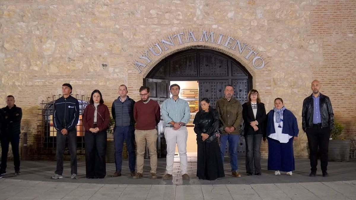 Concentración del Ayuntamiento de Torrijos en las puertas del Palacio de Pedro I para guardar minuto de silencio