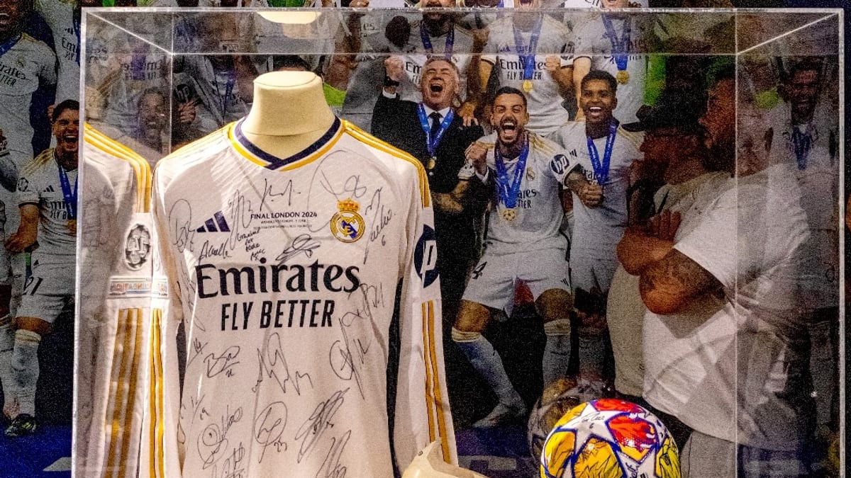 Vista panorámica del estadio Bernabéu con el cartel de la final de la Champions League UEFA 2024 y el logo de Emirates